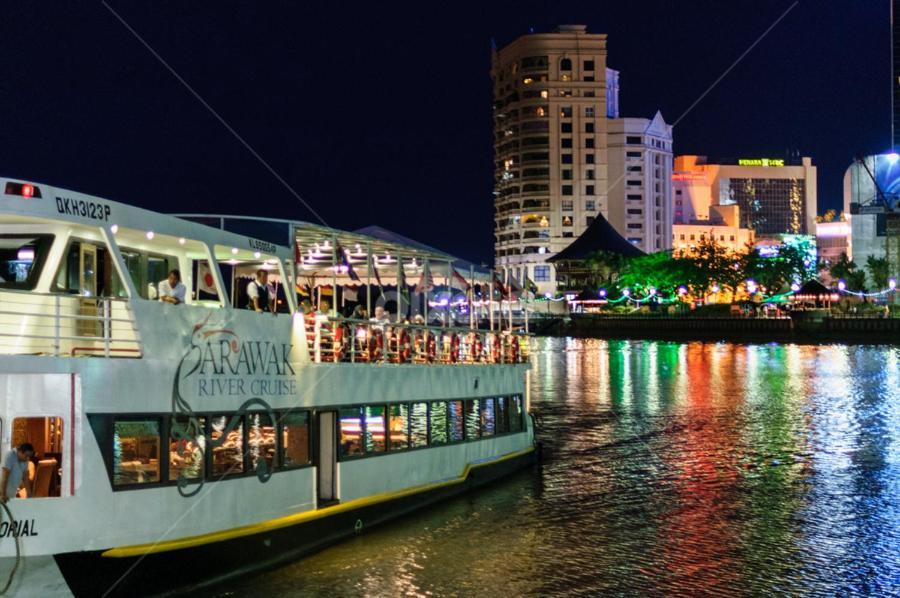 Riverbank Suites Waterfront Kuching Eksteriør billede