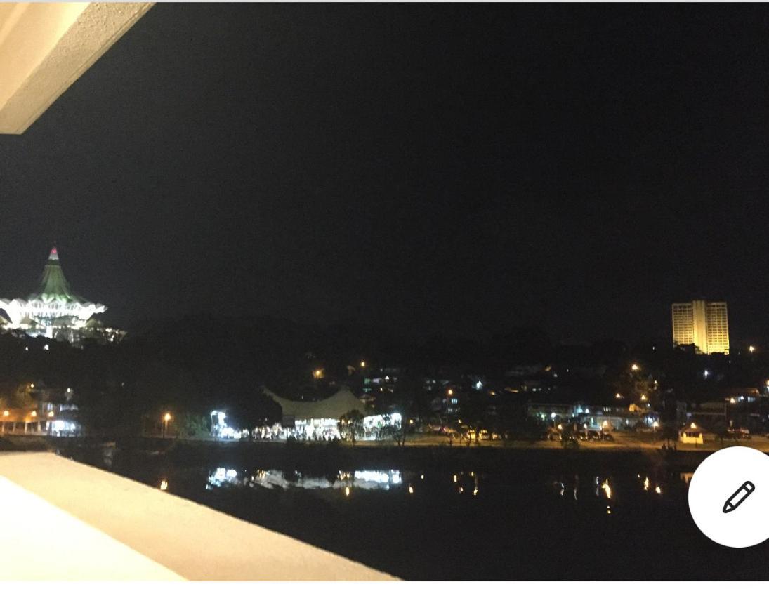 Riverbank Suites Waterfront Kuching Eksteriør billede