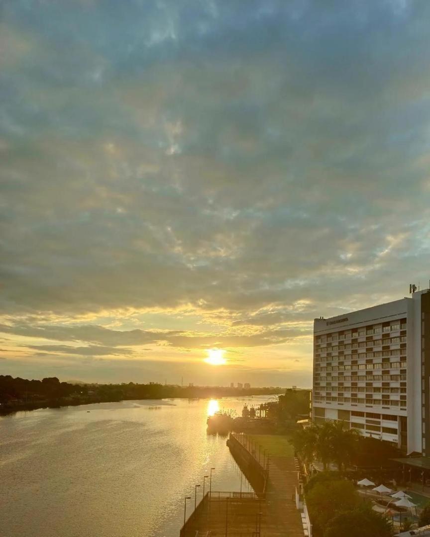 Riverbank Suites Waterfront Kuching Eksteriør billede