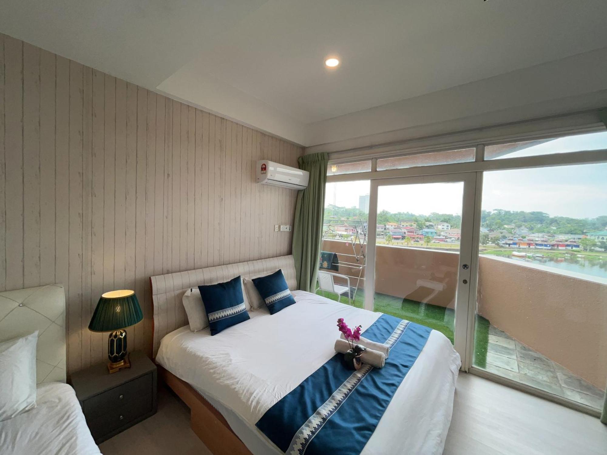 Riverbank Suites Waterfront Kuching Eksteriør billede